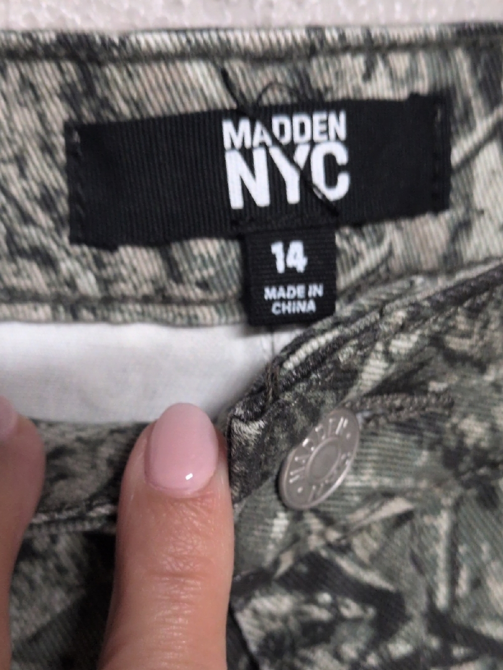 Madden NYC Women’s Ultra 90's Camo Jeans with Bow Embroidery Size 14 NWT - Picture 4 of 10
